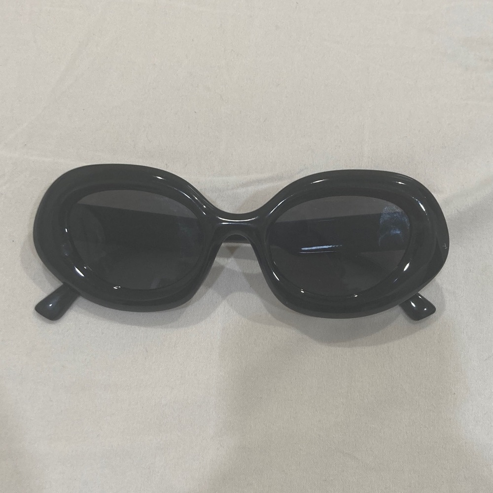 Women’s Black Oversized Oval Sunglasses - Picture 4 of 16